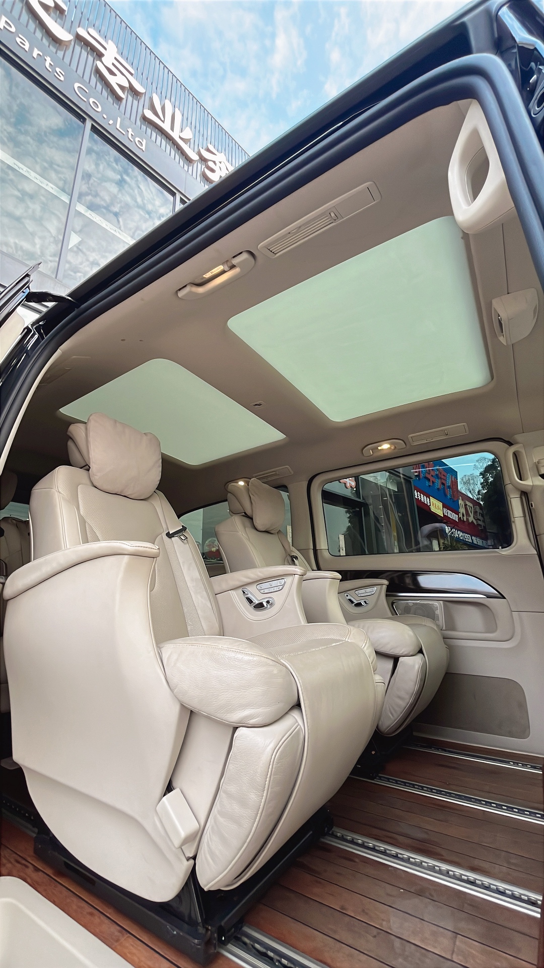 No.1175 2013-2018 Benz V260